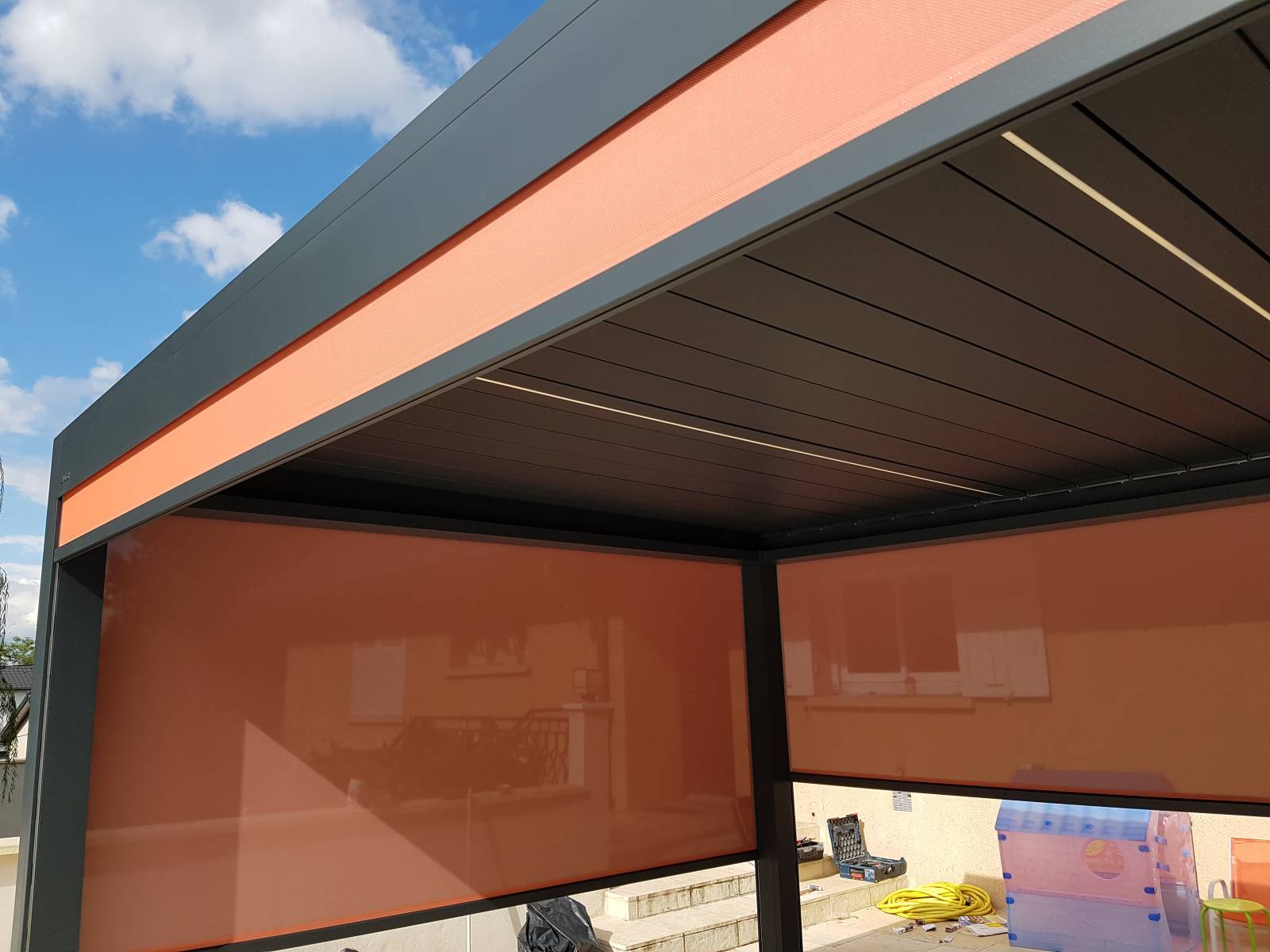 Pose d'une pergola adossée aluminium dimensions sur mesure à Saint-Jean-de-Soudain 38110 Isère