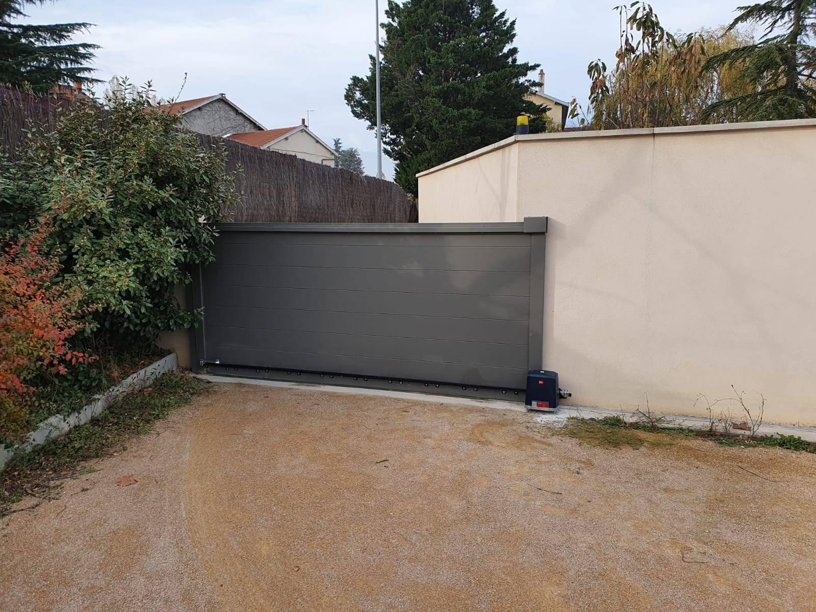 Pose d'un store banne 4x3 pour protéger votre terrasse Lyon 69 Rhône