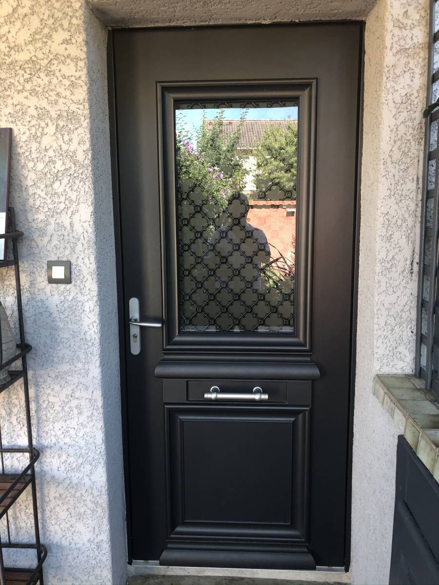 Devis pose porte de garage enroulable motorisée Bourgoin Jallieu 38300 Isère