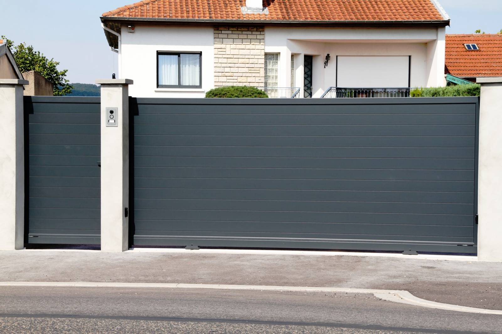 Portail et portillon en aluminium contemporain