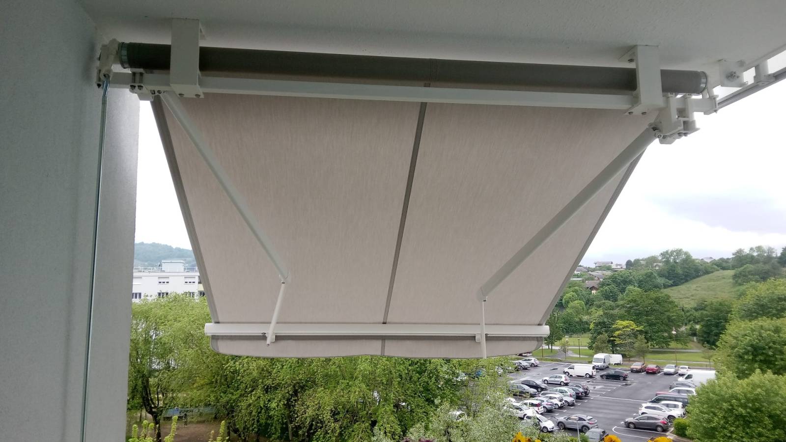 Pose de pergola bioclimatique sur mesure avec toile de protection à Lyon 69 Rhône