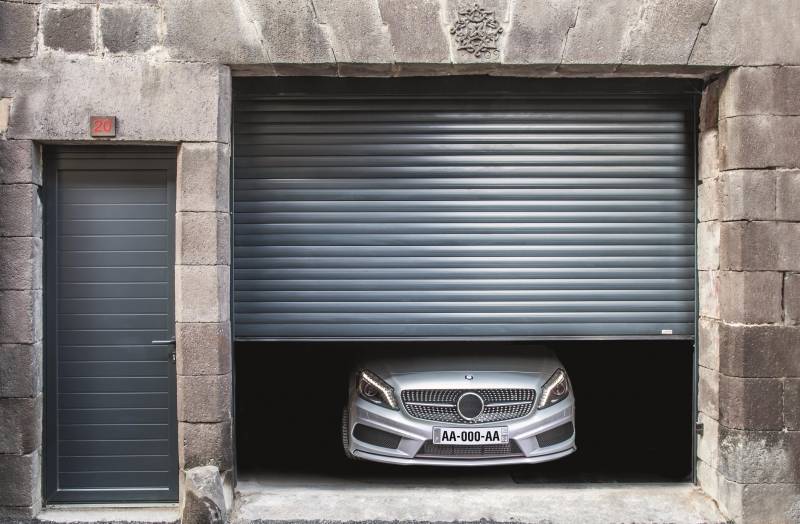 Porte de garage sectionnelle avec porte de service assortie à Lyon