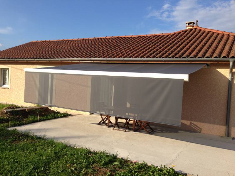 Store banne sur mesure avec lambrequin installé à Genas