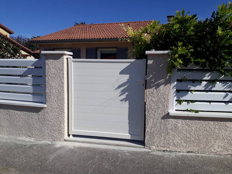 Vente et installation d'un portillon sur mesure en aluminium à Saint Bonnet de Mure