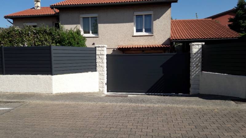 Portail coulissant sur mesure en aluminium