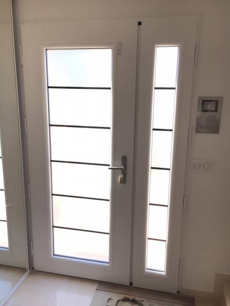 POSE D'UNE PORTE D'ENTREE TRADITIONNELLE EN PVC A SAINTE CONSORCE