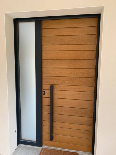 INSTALLATION D'UNE PORTE D'ENTREE MIXTE SEMI-VITREE EN BOIS A GREZIEU LA VARENNE