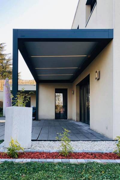 Pergola sur mesure installé à Francheville avec 3 lames LED