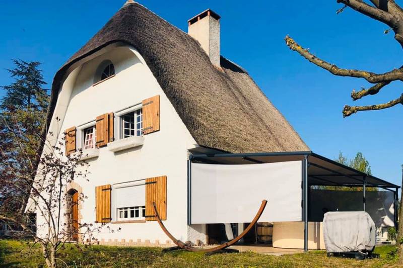 Installation pergola à toile sur maison atypique à Craponne