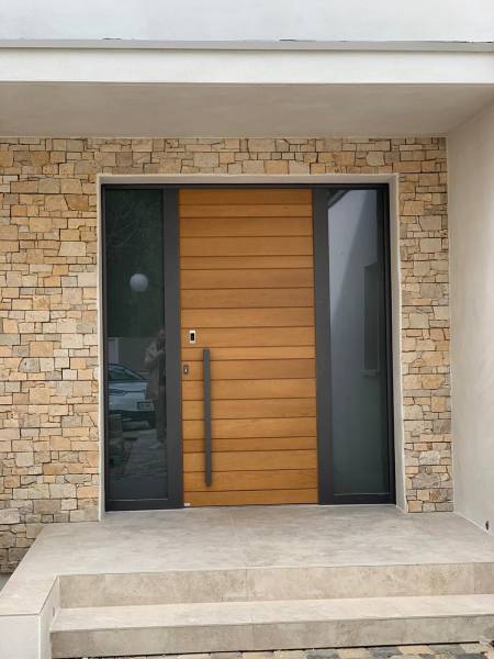 INSTALLATION D'UNE PORTE D'ENTREE BLINDEE SEMI-VITREE EN ACIER ET BOIS A SAINT PIERRE LA PALUD