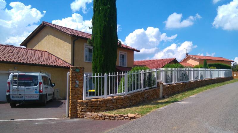 Installation d'une clôture sur mesure et en aluminium à Craponne