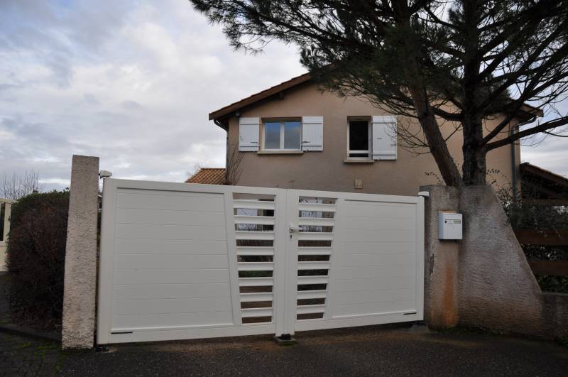 Portail battant motorisé avec une motorisation intégré installé à Craponne