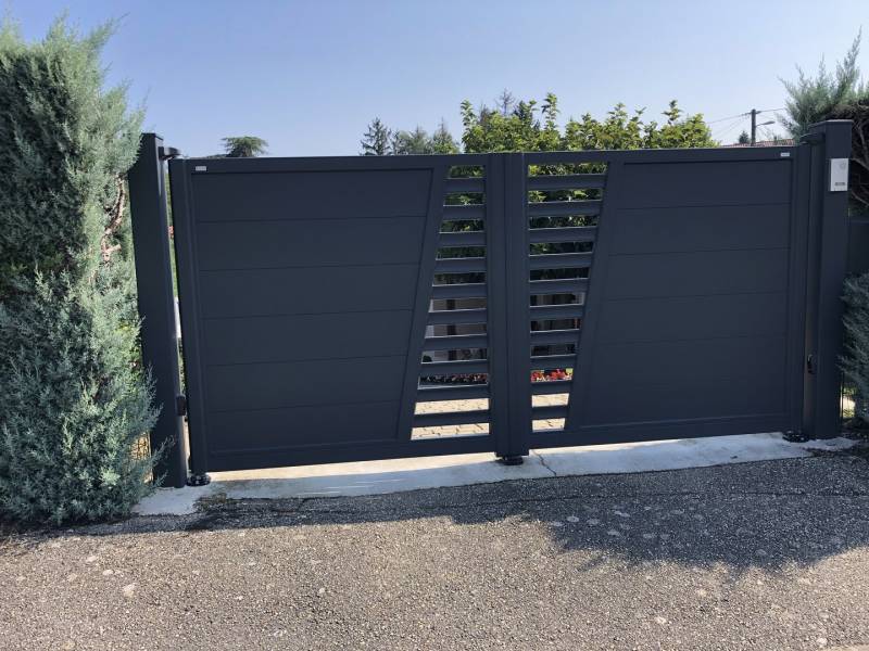 Portail sur mesure en aluminium à grezieux la varenne