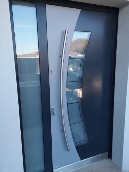 Porte d'entrée sur mesure et en aluminium avec vitrage à Saint bonnet de mure