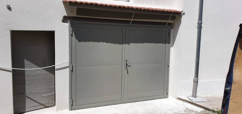 Porte de garage battante