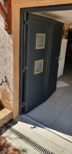 Porte de garage à hublots