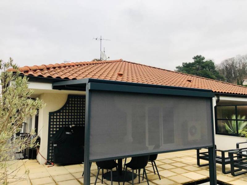 Pergola avec un rideau vertical