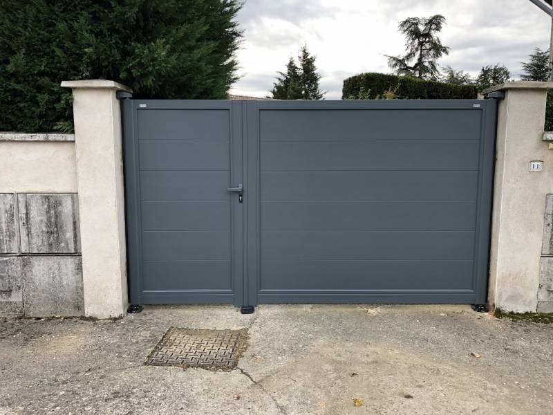 Vente et installation d'un portail sur mesure à deux vantaux inégaux à Brignais