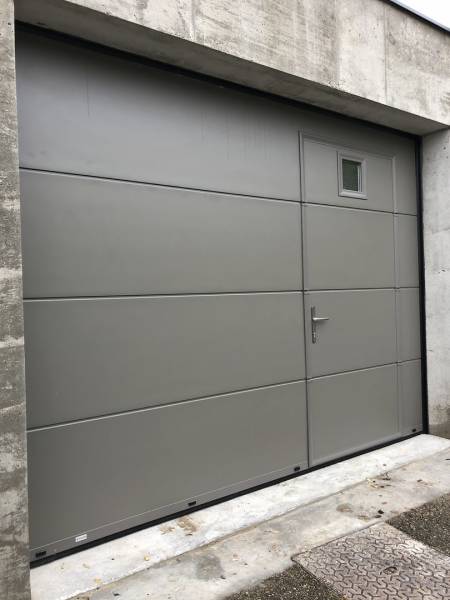 Porte de garage sur mesure avec portillon intégré aux alentours de Lyon