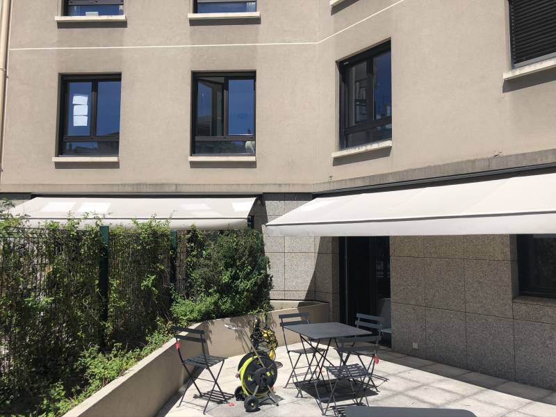 POSE D'UN STORE BAN SUR MESURE A TOILE A LYON (69)