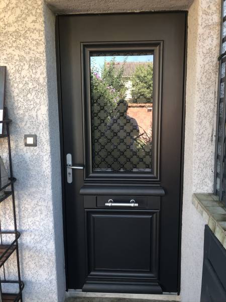 POSE D'UNE PORTE D'ENTREE SUR MESURE EN ALUMIUM MI VITREE AVEC GRILLE A VILLEFRANCHE S/ SAONE (69)