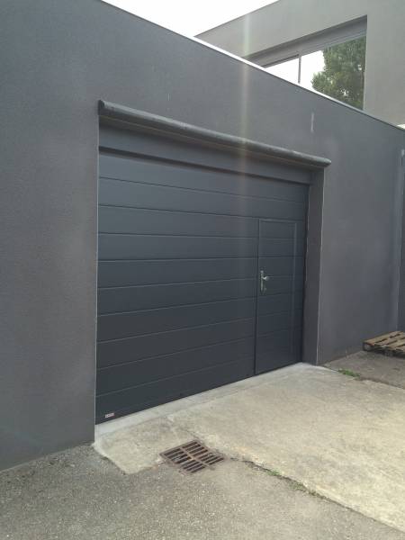 Porte de garage sectionnelle avec portillon intégré installé à Saint Bonnet de Mure