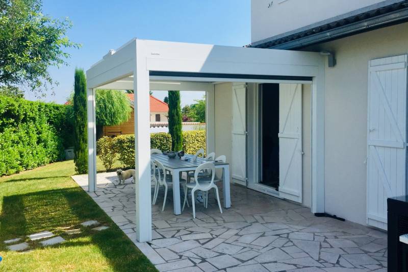 Vente et installation d'une pergola à lames orientables en aluminium à Craponne
