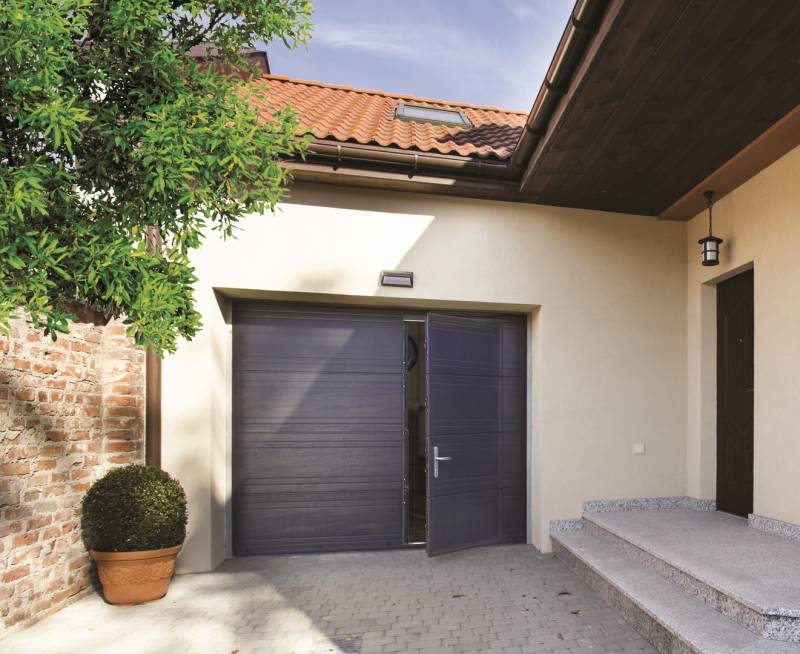 Porte de garage avec porte de service à Lyon