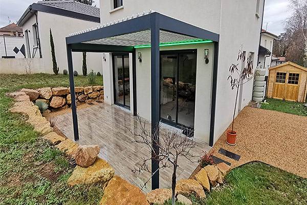 INSTALLATION D'UNE PERGOLA BIOCLIMATIQUE A LAMES ORIENTABLES A MIONS