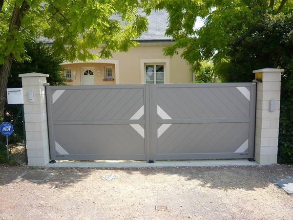 Portail sur mesure en aluminium battant à Saint Bonnet de Mure