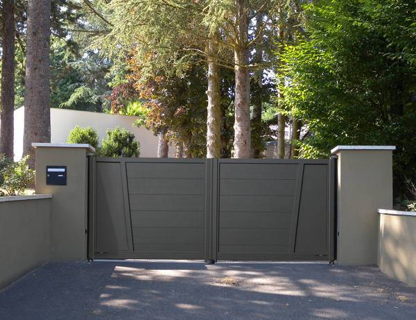 Portail contemporain coulissant à Lyon