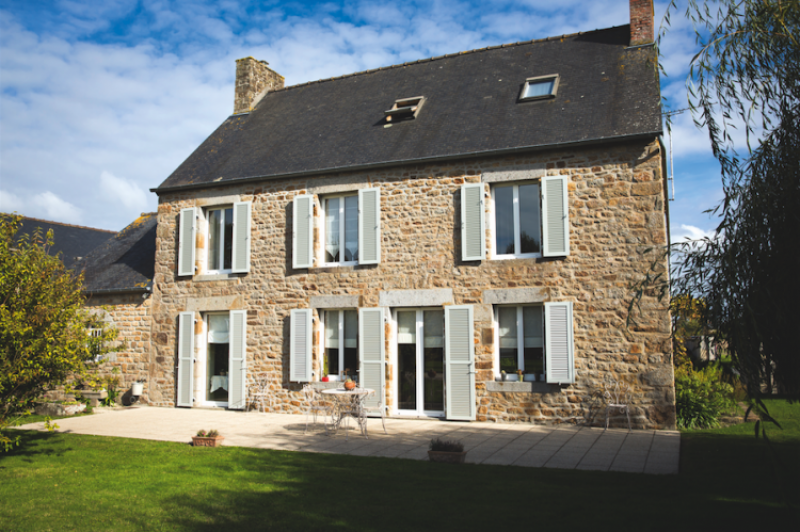 Volets battant en bois adaptés à une architecture ancienne à Lyon