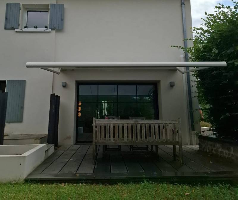 Store banne K500 XL installé à Saint-Genis-les-Olliers
