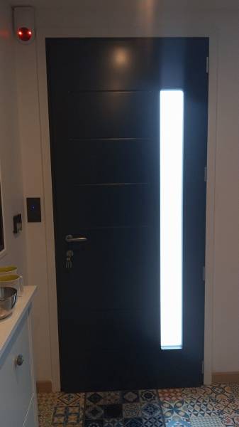 Choisir une porte avec vitrage sablé en Isère