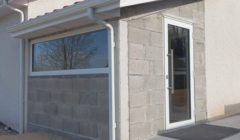 Porte d’entrée vitrée en aluminium et dormant fixe