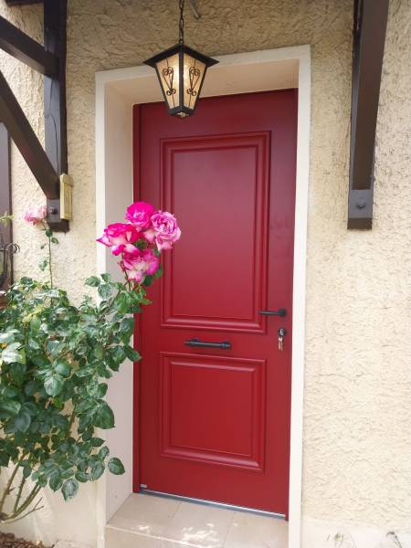 Porte d’entrée rouge en aluminium