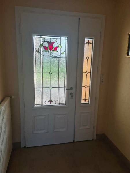 POSE D'UNE PORTE D'ENTREE TRADITIONNELLE EN BOIS ET SEMI-VITRAGE A VAUGNERAY