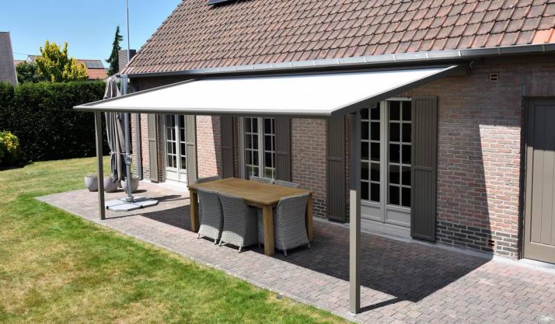Pergola avec un store enroulable