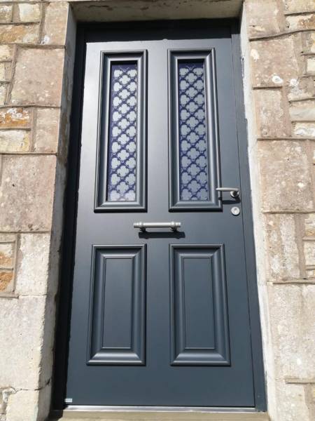 RENOVATION D'UNE PORTE D'ENTREE SUR MESURE EN ALUMIUM MI VITREE AVEC GRILLE A FRANCHEVILLE (69)