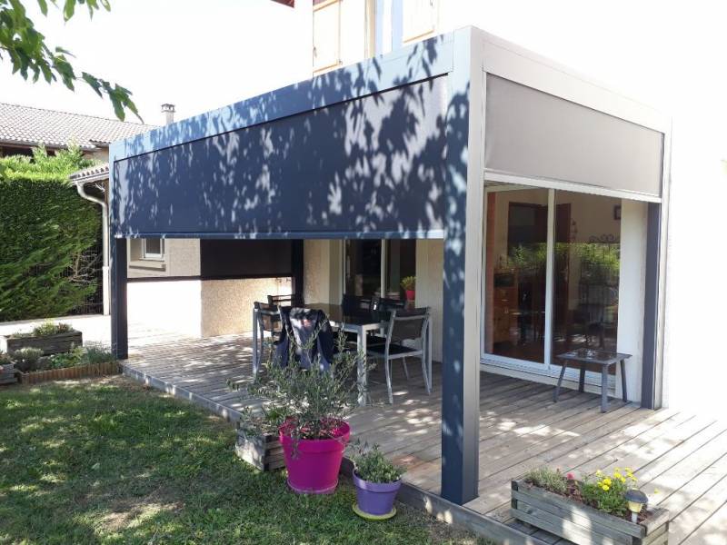 Vente et installation d'une pergola sur mesure avec screens latéraux à Genas