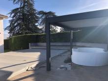 Installation de pergola sur mesure à lames orientables sur l'ouest lyonnais