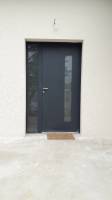 Pose d'une porte d'entrée sur mesure en aluminium à Genay