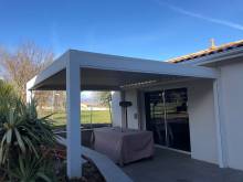 Installation d'une pergola sur mesure pour un pool house à chaponost