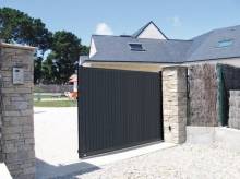 Portail en aluminium coulissant à Lyon et ses alentours  motorisé