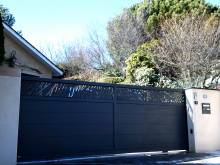 Portail modèle LAZER coulissant en aluminium à Lyon