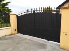 Vente et installation d'un portail coulissant traditionnel à Décines- Charpieu