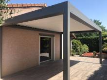POSE D'UNE PERGOLA BIOCLIMATIQUE A LAMES ORIENTABLES A SAINTE CONSORCE