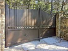 Portail sur mesure en aluminium modèle traditionnel plein région lyonnaise