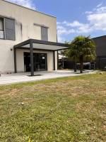 Installer une pergola bioclimatique adossée sur mesure proche de Lyon