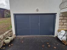 Installation d'une porte de garage sectionnelle avec portillon à Chambéry